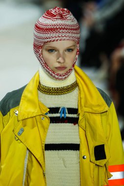 New York, Ny - 13 Şubat: Manken pist Calvin Klein koleksiyonu için 13 Şubat 2018 tarihinde New York moda haftası sırasında New York'ta yürür. 