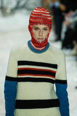 New York, Ny - 13 Şubat: Manken pist Calvin Klein koleksiyonu için 13 Şubat 2018 tarihinde New York moda haftası sırasında New York'ta yürür. 
