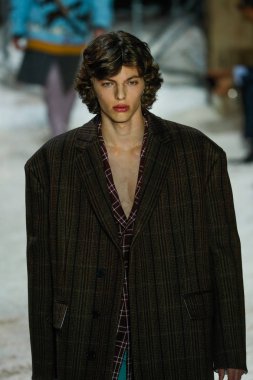 New York, Ny - 13 Şubat: Manken pist Calvin Klein koleksiyonu için 13 Şubat 2018 tarihinde New York moda haftası sırasında New York'ta yürür. 