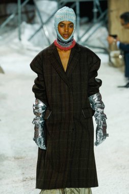 New York, Ny - 13 Şubat: Manken pist Calvin Klein koleksiyonu için 13 Şubat 2018 tarihinde New York moda haftası sırasında New York'ta yürür. 