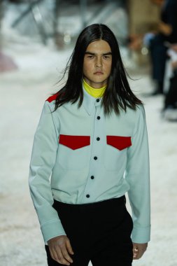 New York, Ny - 13 Şubat: Manken pist Calvin Klein koleksiyonu için 13 Şubat 2018 tarihinde New York moda haftası sırasında New York'ta yürür. 