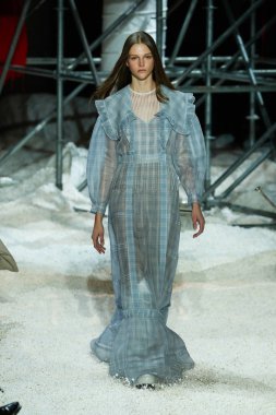 New York, Ny - 13 Şubat: Manken pist Calvin Klein koleksiyonu için 13 Şubat 2018 tarihinde New York moda haftası sırasında New York'ta yürür. 