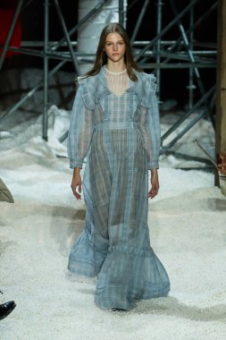 New York, Ny - 13 Şubat: Manken pist Calvin Klein koleksiyonu için 13 Şubat 2018 tarihinde New York moda haftası sırasında New York'ta yürür. 