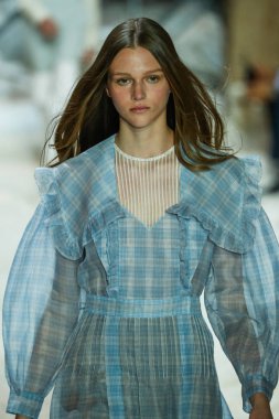 New York, Ny - 13 Şubat: Manken pist Calvin Klein koleksiyonu için 13 Şubat 2018 tarihinde New York moda haftası sırasında New York'ta yürür. 