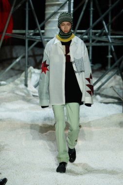 New York, Ny - 13 Şubat: Manken pist Calvin Klein koleksiyonu için 13 Şubat 2018 tarihinde New York moda haftası sırasında New York'ta yürür. 