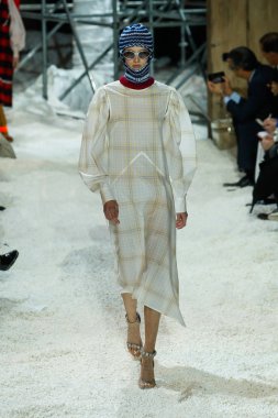 New York, Ny - 13 Şubat: Manken pist Calvin Klein koleksiyonu için 13 Şubat 2018 tarihinde New York moda haftası sırasında New York'ta yürür. 