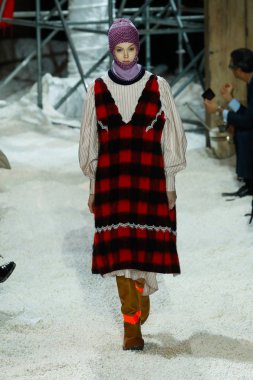 New York, Ny - 13 Şubat: Manken pist Calvin Klein koleksiyonu için 13 Şubat 2018 tarihinde New York moda haftası sırasında New York'ta yürür. 
