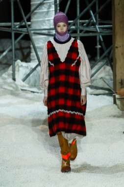 New York, Ny - 13 Şubat: Manken pist Calvin Klein koleksiyonu için 13 Şubat 2018 tarihinde New York moda haftası sırasında New York'ta yürür. 