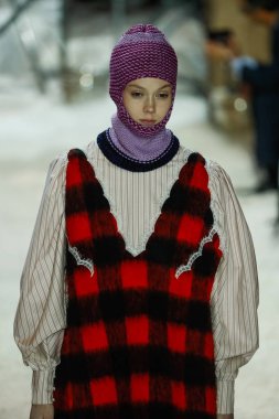 New York, Ny - 13 Şubat: Manken pist Calvin Klein koleksiyonu için 13 Şubat 2018 tarihinde New York moda haftası sırasında New York'ta yürür. 