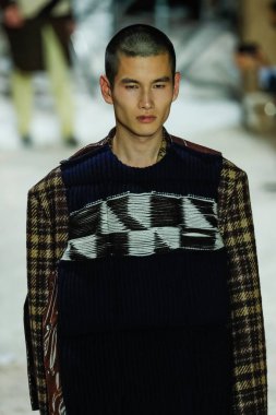 New York, Ny - 13 Şubat: Manken pist Calvin Klein koleksiyonu için 13 Şubat 2018 tarihinde New York moda haftası sırasında New York'ta yürür. 