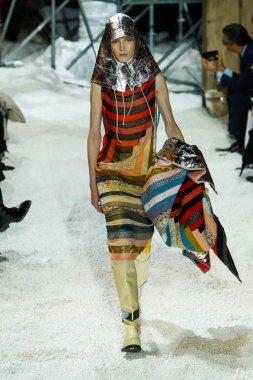 New York, Ny - 13 Şubat: Manken pist Calvin Klein koleksiyonu için 13 Şubat 2018 tarihinde New York moda haftası sırasında New York'ta yürür. 