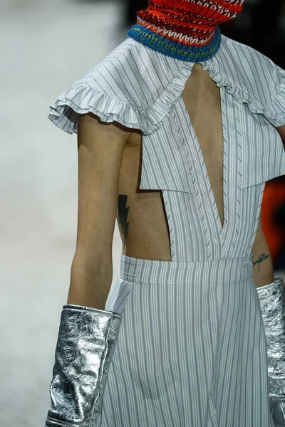 Nova Iorque Fevereiro Modelo Caminha Passarela Calvin Klein Collection Durante — Fotografia de Stock