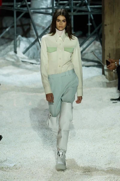New York, Ny - 13 Şubat: Manken pist Calvin Klein koleksiyonu için 13 Şubat 2018 tarihinde New York moda haftası sırasında New York'ta yürür. 