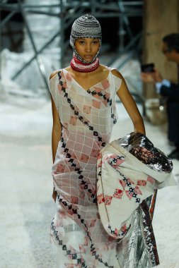 New York, Ny - 13 Şubat: Manken pist Calvin Klein koleksiyonu için 13 Şubat 2018 tarihinde New York moda haftası sırasında New York'ta yürür. 