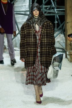 New York, Ny - 13 Şubat: Manken pist Calvin Klein koleksiyonu için 13 Şubat 2018 tarihinde New York moda haftası sırasında New York'ta yürür. 