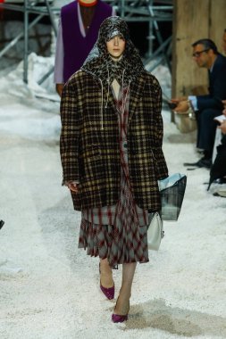 New York, Ny - 13 Şubat: Manken pist Calvin Klein koleksiyonu için 13 Şubat 2018 tarihinde New York moda haftası sırasında New York'ta yürür. 