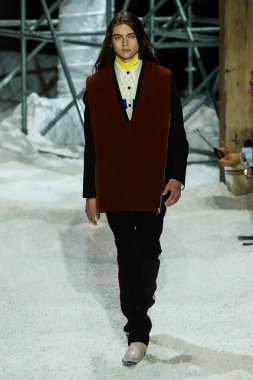 New York, Ny - 13 Şubat: Manken pist Calvin Klein koleksiyonu için 13 Şubat 2018 tarihinde New York moda haftası sırasında New York'ta yürür. 
