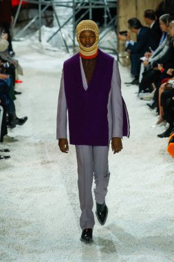 New York, Ny - 13 Şubat: Manken pist Calvin Klein koleksiyonu için 13 Şubat 2018 tarihinde New York moda haftası sırasında New York'ta yürür. 