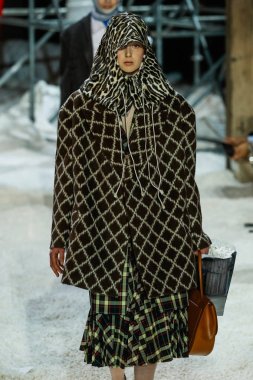 New York, Ny - 13 Şubat: Manken pist Calvin Klein koleksiyonu için 13 Şubat 2018 tarihinde New York moda haftası sırasında New York'ta yürür. 