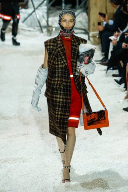 New York, Ny - 13 Şubat: Manken pist Calvin Klein koleksiyonu için 13 Şubat 2018 tarihinde New York moda haftası sırasında New York'ta yürür. 