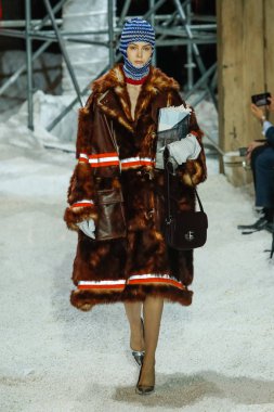 New York, Ny - 13 Şubat: Manken pist Calvin Klein koleksiyonu için 13 Şubat 2018 tarihinde New York moda haftası sırasında New York'ta yürür. 