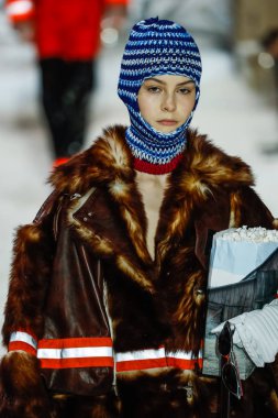 New York, Ny - 13 Şubat: Manken pist Calvin Klein koleksiyonu için 13 Şubat 2018 tarihinde New York moda haftası sırasında New York'ta yürür. 