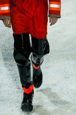 New York, Ny - 13 Şubat: Manken pist Calvin Klein koleksiyonu için 13 Şubat 2018 tarihinde New York moda haftası sırasında New York'ta yürür. 