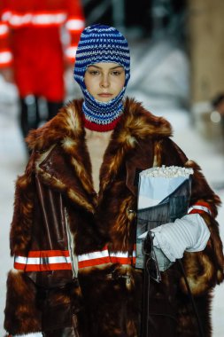 New York, Ny - 13 Şubat: Manken pist Calvin Klein koleksiyonu için 13 Şubat 2018 tarihinde New York moda haftası sırasında New York'ta yürür. 