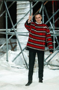 New York, Ny - 13 Şubat: Raf Simons yürür pist Calvin Klein koleksiyonu için 13 Şubat 2018 tarihinde New York moda haftası sırasında New York'ta. 