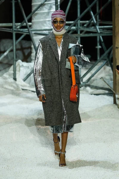 ニューヨーク ニューヨーク モデルはニューヨーク市での 2018 日にニューヨーク ファッション ウィーク中にカルバン クライン コレクションの滑走路を歩く — ストック写真