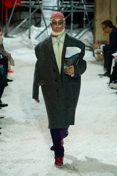 ニューヨーク ニューヨーク モデルはニューヨーク市での 2018 日にニューヨーク ファッション ウィーク中にカルバン クライン コレクションの滑走路を歩く — ストック写真