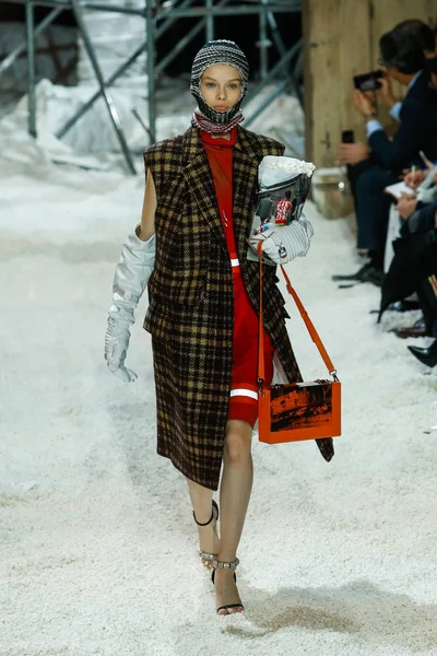 New York Febbraio Una Modella Percorre Passerella Della Calvin Klein — Foto Stock