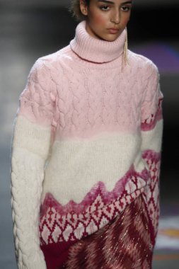 New York, Ny - 11 Şubat: Manken Prabal Gurung sonbahar 2018 galeride giyen pist yürür ben New York'ta 11 Şubat 2018 bahar stüdyolarında.