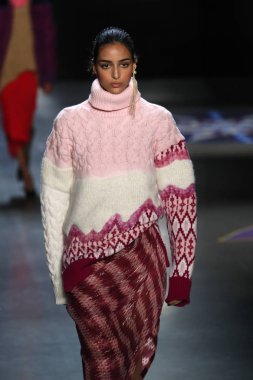 New York, Ny - 11 Şubat: Manken Prabal Gurung sonbahar 2018 galeride giyen pist yürür ben New York'ta 11 Şubat 2018 bahar stüdyolarında.