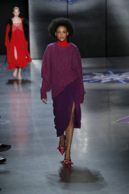 New York, Ny - 11 Şubat: Manken Prabal Gurung sonbahar 2018 galeride giyen pist yürür ben New York'ta 11 Şubat 2018 bahar stüdyolarında.