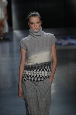 New York, Ny - 11 Şubat: Manken Prabal Gurung sonbahar 2018 galeride giyen pist yürür ben New York'ta 11 Şubat 2018 bahar stüdyolarında.