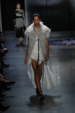 New York, Ny - 11 Şubat: Manken Prabal Gurung sonbahar 2018 galeride giyen pist yürür ben New York'ta 11 Şubat 2018 bahar stüdyolarında.