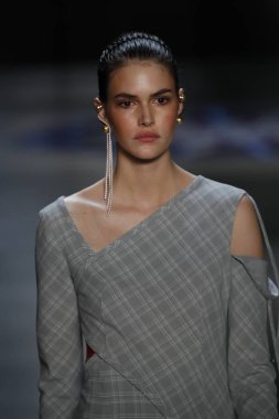 New York, Ny - 11 Şubat: Manken Prabal Gurung sonbahar 2018 galeride giyen pist yürür ben New York'ta 11 Şubat 2018 bahar stüdyolarında.