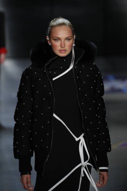 New York, Ny - 11 Şubat: RomeeYorumlayan Strijd Prabal Gurung sonbahar 2018 galeride giyen pist yürür ben New York'ta 11 Şubat 2018 bahar stüdyolarında.
