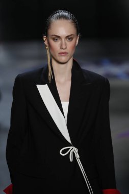 New York, Ny - 11 Şubat: Manken Prabal Gurung sonbahar 2018 galeride giyen pist yürür ben New York'ta 11 Şubat 2018 bahar stüdyolarında.