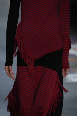 New York, Ny - 11 Şubat: Manken Prabal Gurung sonbahar 2018 galeride giyen pist yürür ben New York'ta 11 Şubat 2018 bahar stüdyolarında.