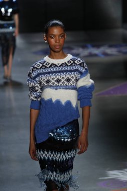 New York, Ny - 11 Şubat: Manken Prabal Gurung sonbahar 2018 galeride giyen pist yürür ben New York'ta 11 Şubat 2018 bahar stüdyolarında.