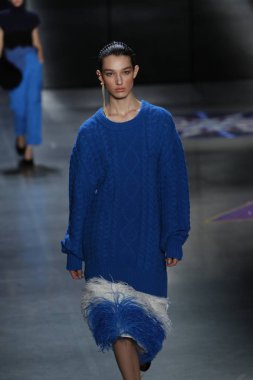 New York, Ny - 11 Şubat: Manken Prabal Gurung sonbahar 2018 galeride giyen pist yürür ben New York'ta 11 Şubat 2018 bahar stüdyolarında.