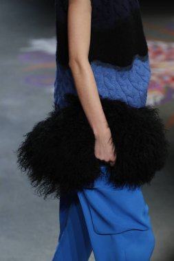 New York, Ny - 11 Şubat: Manken Prabal Gurung sonbahar 2018 galeride giyen pist yürür ben New York'ta 11 Şubat 2018 bahar stüdyolarında.