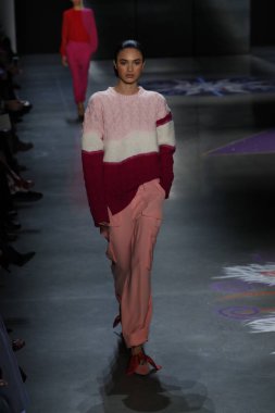 New York, Ny - 11 Şubat: Manken Prabal Gurung sonbahar 2018 galeride giyen pist yürür ben New York'ta 11 Şubat 2018 bahar stüdyolarında.
