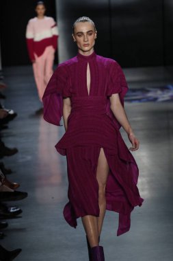 New York, Ny - 11 Şubat: Manken Prabal Gurung sonbahar 2018 galeride giyen pist yürür ben New York'ta 11 Şubat 2018 bahar stüdyolarında.
