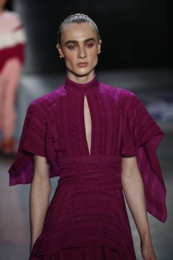 New York, Ny - 11 Şubat: Manken Prabal Gurung sonbahar 2018 galeride giyen pist yürür ben New York'ta 11 Şubat 2018 bahar stüdyolarında.