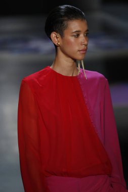 New York, Ny - 11 Şubat: Dilone Prabal Gurung sonbahar 2018 galeride giyen pist yürür ben New York'ta 11 Şubat 2018 bahar stüdyolarında.