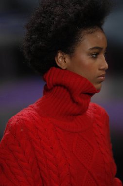 New York, Ny - 11 Şubat: Manken Prabal Gurung sonbahar 2018 galeride giyen pist yürür ben New York'ta 11 Şubat 2018 bahar stüdyolarında.