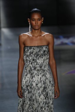 New York, Ny - 11 Şubat: Manken Prabal Gurung sonbahar 2018 galeride giyen pist yürür ben New York'ta 11 Şubat 2018 bahar stüdyolarında.